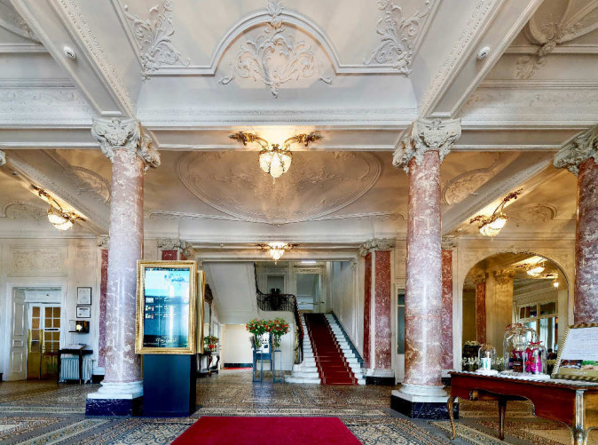 0013_Festivalhotel_Schweizerhof_Schoene Aussichten Touristik_Lobby-1